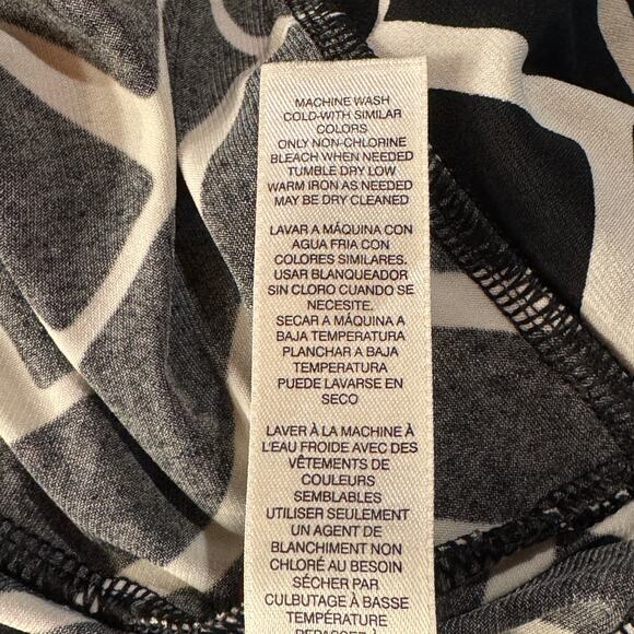 WHBM Large Top Geometric Sleeveless Stretch Pintuck Detail Surplice V-Neck Black - Picture 8 of 8